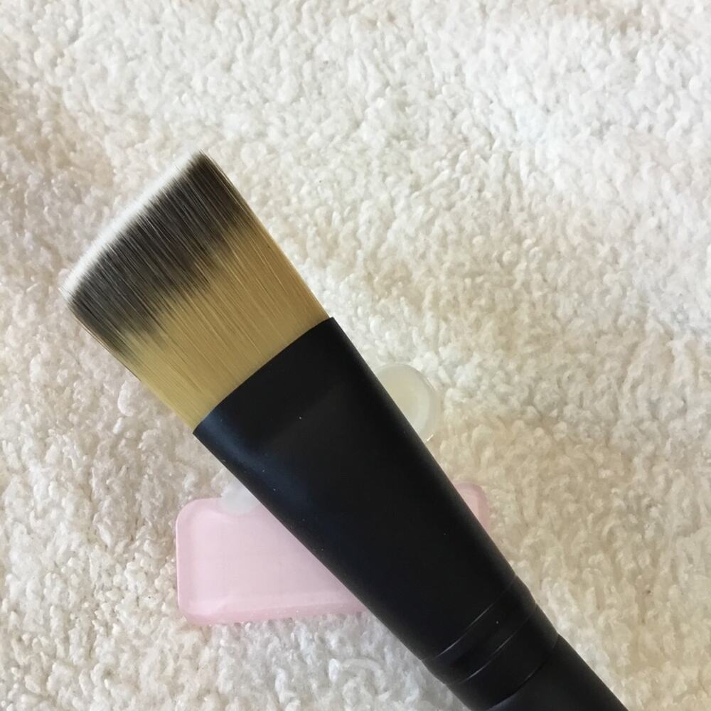 Le Métier de Beauté Flat Angled Foundation Brush - Picture 4 of 13